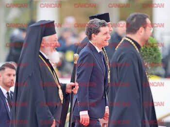 Gestul lui Nicușor Dan în fața mulțimii, când a ajuns la Catedrala Mântuirii Neamului. Președintele României a fost (…)