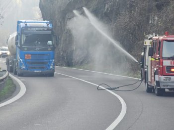 Alertă pe DN 7! Trafic complet blocat, după ce au fost descoperite la o autocisternă în Călimănești