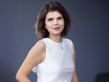 Cine este tânăra din România ce conduce operaţiunile unuia dintre cele mai valoroase start-up-uri tech din România