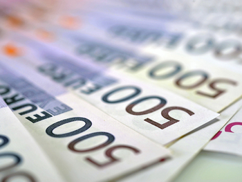 Moneda euro continuă să aprecieze faţă de dolar, iar importanţa ei ar putea deveni tot mai mare. „Cei care impun (…)