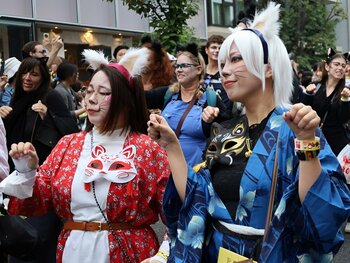 Festivalul Pisicilor din Japonia: Mii de iubitori de feline au invadat străzile din Tokyo / Un Halloween japonez cu (…)