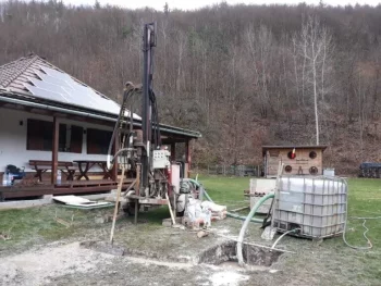 Un foraj executat greșit în gospodăria unui bărbat din Bihor a produs erupţia apei cu metan şi sulf