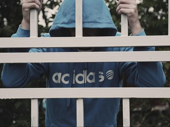 A fost eliberat după 28 de ani de închisoare și s-a întors după gratii la 45 de minute! Cine e bărbatul cu un record (…)