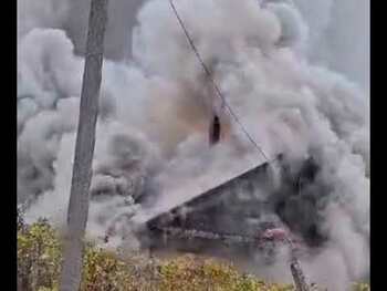 Olt: Un garaj, un autoturism și acoperişul unei case, cuprinse de flăcări la Brastavâţu