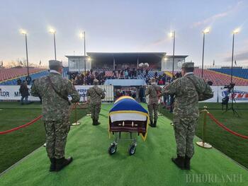 Sicriul legendarului Emeric Ienei, depus la Stadionul Municipal „Iuliu Bodola” din Oradea / Gabi Balint, printre (…)