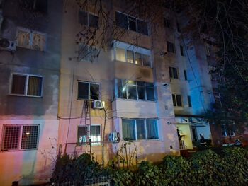 Un bărbat și doi câini au murit intoxicați cu fum după ce un apartament a luat foc de la o lumânare