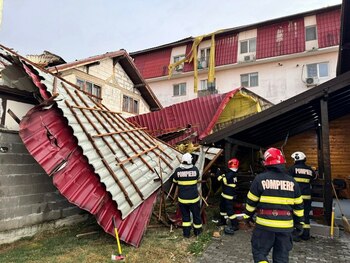 Vijeliile au făcut prăpăd în nord-vestul țării: acoperișul unui bloc a căzut peste o casă la Deva, 50 copaci (…)