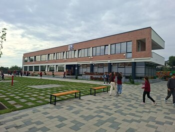 Cum arată una dintre cele mai moderne școli din România. Se află într-un orășel de la capătul țării și este un (…)