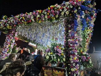 Covoare și permise auto, la racla Sfintei Parascheva. Apelul preoților către pelerini: „Să fie mici și să nu producă (…)