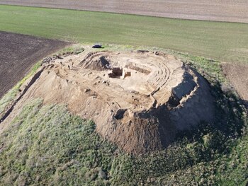 Misterele celui mai mare tumul din Callatis. Ce au găsit arheologii după 2.000 de ani în mormântul jefuit: „Îi (…)