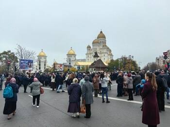 Politicieni huiduiți la sfințirea Catedralei Naționale. Susținătorii lui Călin Georgescu au strigat numele fostului (…)