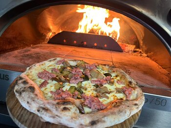 Românul care face pizza la cuptor pe lemne din rulotă, în UK: „Parcarea unde stăm noi a devenit o mică Românie”