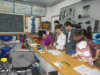 Învățământul tehnologic, în haine noi din anul școlar viitor. Dispare profesionala, se păstrează bursa. „Cu dualul e (…)