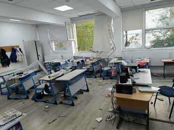 Liceul „Dimitrie Bolintineanu” și un alt bloc de locuințe, afectate de explozia puterincă din Rahova. Imagini cu (…)