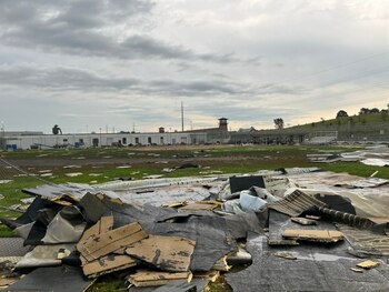 Momentul în care acoperişul unei închisori este smuls de vânt, în timpul unei furtuni devastatoare în Nebraska. (…)