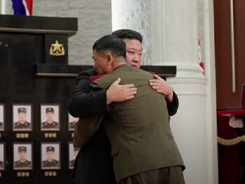 Kim Jong Un a îmbrățișat un supraviețuitor al conflictului din Kursk, cu ocazia unei ceremonii de decorare a (…)