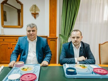 Ministrul Sănătății a luat masa alături de managerii spitalelor. Cum i s-a părut mâncarea pe care o primesc (…)