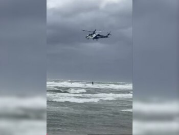 Un britanic „neexperimentat” s-a înecat după ce placa de surf s-a rupt în timpul furtunii. Prietenul său a murit (…)