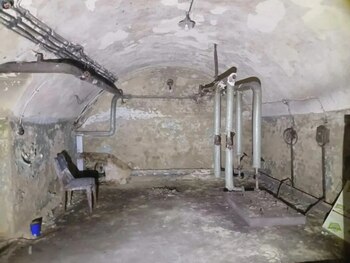 Un bărbat a descoperit sub o casă abandonată un buncăr din Războiul Rece cu echipamente sovietice intacte: măști de (…)