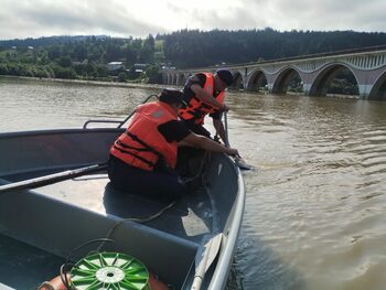 Alertă maximă în Suceava! 22 de oameni izolați în mijlocul inundațiilor, evacuarea cu elicopterul în plină desfășurare