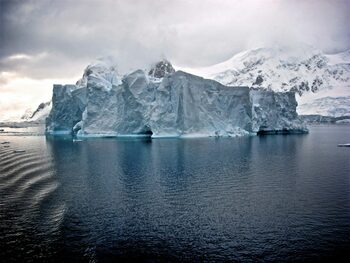 Un aisberg uriaş, format în urmă cu 39 de ani, se topeşte în largul Antarcticii
