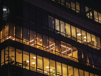 România continuă să fie o piaţă atractivă pentru investiţiile imobiliare: randamentele la birouri şi industrial (…)