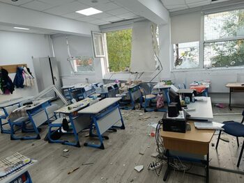 Cum arată liceul afectat de explozia din Rahova. Copii răniți, geamuri sparte, tencuială căzută, bănci avariate (…)