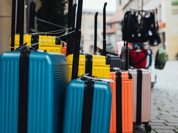 Câţi bani trimit acasă românii plecaţi la muncă în străinătate şi ce efecte au aceste sume asupra economiei ţării (…)