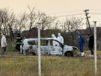 Un șofer de ride-sharing și mașina lui, găsiți carbonizați lângă o cale ferată