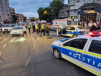 VIDEO Autospecială de Poliție răsturnată în misiune: Polițiști răniți în timp ce escortau o ambulanță