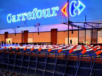 Carrefour a deschis primul minisupermarket unde doar copiii pot face cumpărături