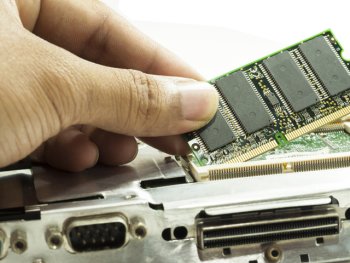 Cursa pentru inteligenţa artificială provoacă o criză a cipurilor de memorie: Preţurile cresc, iar giganţii tech se (…)