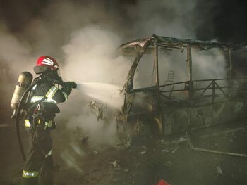 Vâlcea: Un microbuz s-a făcut scrum după ce a luat foc în mers, la Ocnele Mari