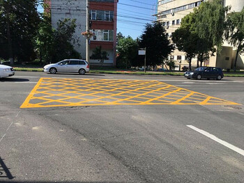 O nouă regulă rutieră în intersecții! Ce trebuie să facă șoferii!