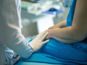 Medicii trag un semnal de alarmă! Pericolele ascunse în spatele ciupercii Candida auris, bacteria care a omorât mai (…)