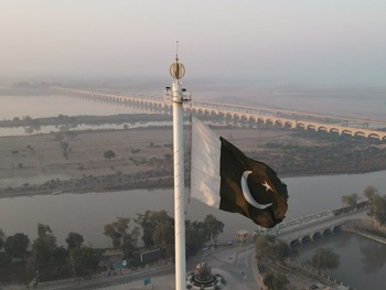 Trei morți și cel puțin cinci răniți în urma unui atac sinucigaș asupra sediului unei grupări paramilitare din Pakistan