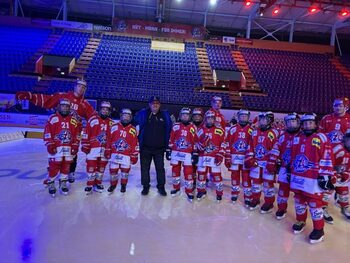 Cum am petrecut de ziua hocheiului elvețian pe gheața pationoarului din Rapperswil alături de 300 de copii: „Hop, (…)