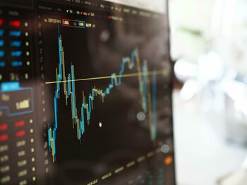 Record istoric la Tokyo: Nikkei trece de 43.000 de puncte pe fondul speranțelor de reducere a dobânzilor în SUA