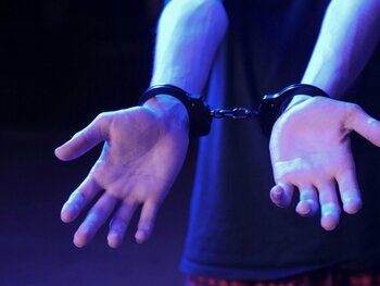 Beat, fără permis de conducere și cu mașina furată / Un brașovean s-a ales cu un dosar penal și 24 de zile de (…)