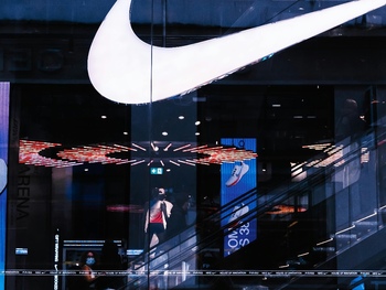 Revenire spectaculoasă pentru Nike: Acţiunile companiei cresc cu peste 15% după ce producătorul de echipamente (…)