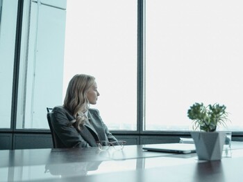 Cum a reuşit o tânără de doar 30 de ani, fără diplomă universitară, să construiască un imperiu tehnologic şi să (…)