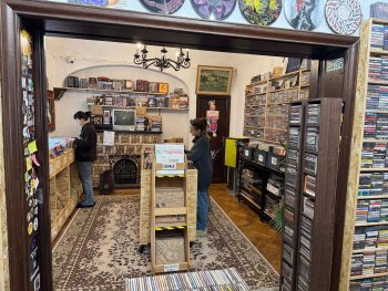 Muzica analog, care a influenţat generaţii întregi, redevine cool pentru gen Z. Dana, 21 de ani: Îmi place să am (…)