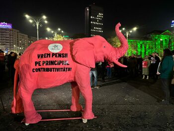 Oamenii strigă în Piața Victoriei împotriva pensiilor speciale: „Ei cu speciala, noi cu cheltuiala”