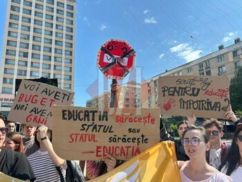 Mii de profesori pregătesc marșul final. Guvernul, pus la zid: „Legea Bolojan distruge Educația!”