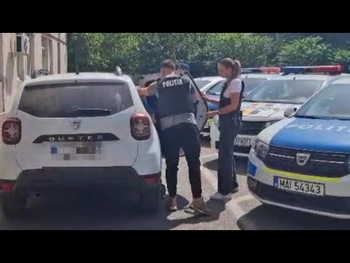 (VIDEO) Doi tineri, reţinuţi după o bătaie cu pumni şi cuţite în centrul Craiovei