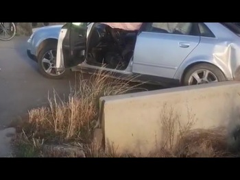 (VIDEO) Dolj: Un autoturism condus de tânără, proiectat într-un cap de pod, în afara localității Unirea