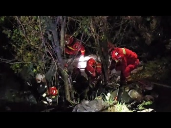 (Video)Olt: Trei răniți după ce o mașină a căzut într-un canal de deversare adânc de zece metri