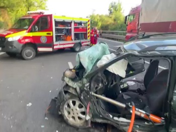 (VIDEO) Şofer mort într-un accident între un autotren şi un autoturism, pe DN7