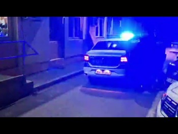 (VIDEO) Arestat preventiv după ce a provocat scandal într-o bancă din Craiova, a distrus două uşi de acces şi un laptop