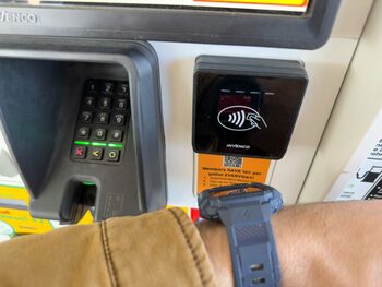 Cum scoți bani fără card de la ATM, folosind smartwatch. Băncile care permit acest lucru